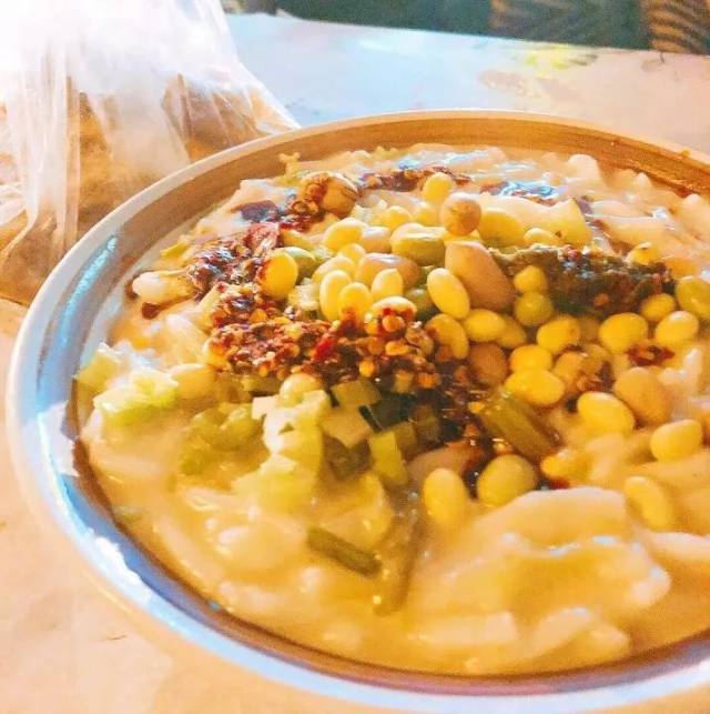 洛阳老城区民主街焕然一新,洛阳这条美食街出名了!