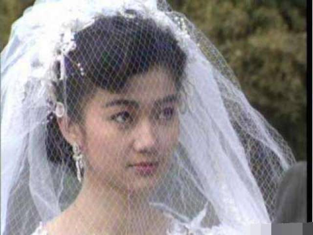 只是1993年春节时,王玉玲和男友到夏威夷新婚度蜜月,当时她正乘坐直升