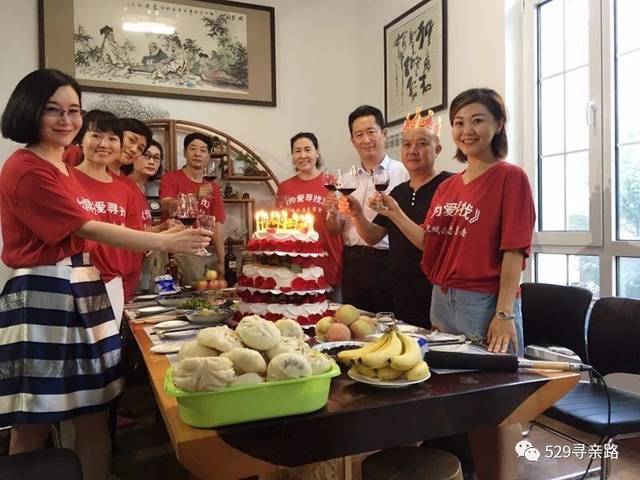 《五二九中国寻》神笔林宇辉百忙之中为被拐十三年女孩画像,过生日