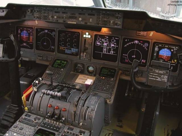 md-11 采用先进的双人制全数字式驾驶舱,将 dc-10 原本的三人制驾驶舱