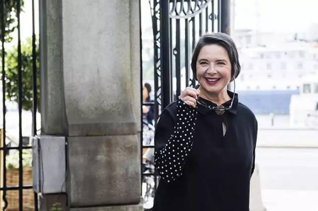 这首珍妮约瑟夫(jenny joseph)于1961年创作的著名诗歌,常常被(在我