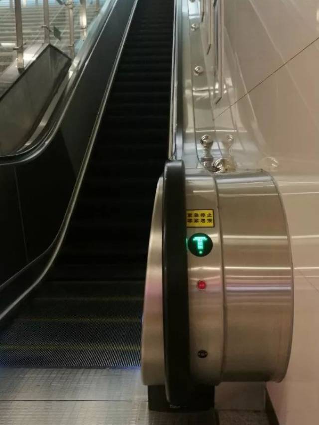 庄里小女孩急停地铁扶梯差点酿成大祸,家长一定要告诉孩子这些事不能