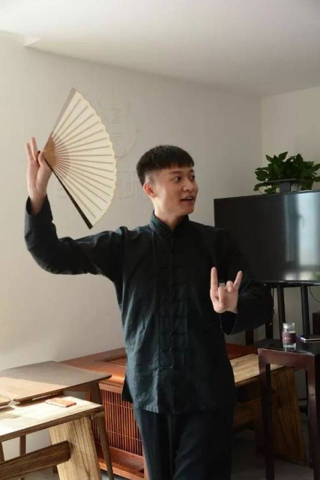 金谷老师通过讲,演结合的方式为大家诠释戏曲与当代每个人的气质,气场