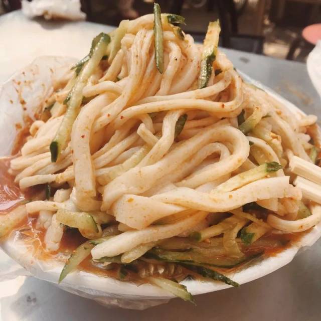 洛阳老城区民主街焕然一新,洛阳这条美食街出名了!