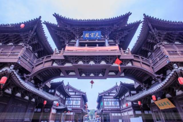 这组建筑就是被梁思成先生誉为"海内孤品"的重楼式壁藏和天宫楼阁的