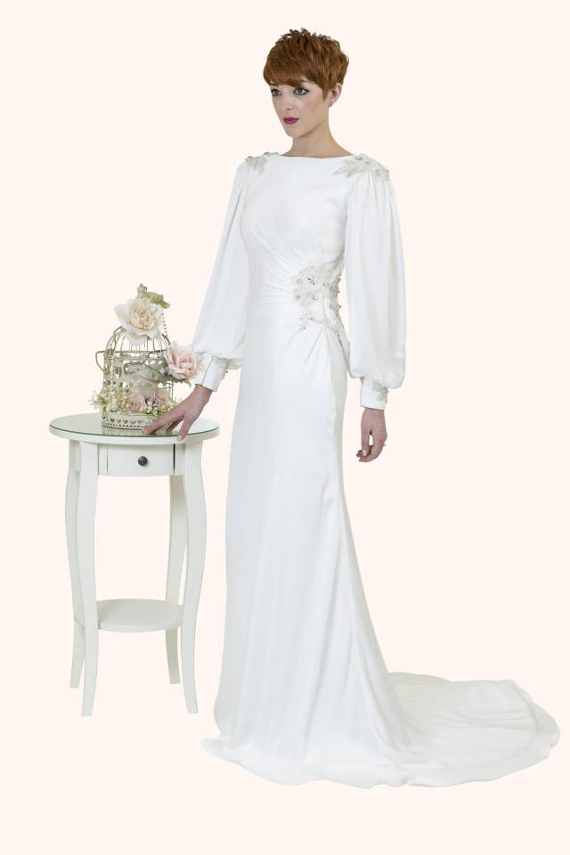 泡泡袖 这是一种经典的袖子款式,袖子中部鼓起,在手腕处收小.