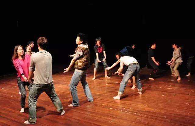 学会无实物表演,如何让你的表演不再僵硬