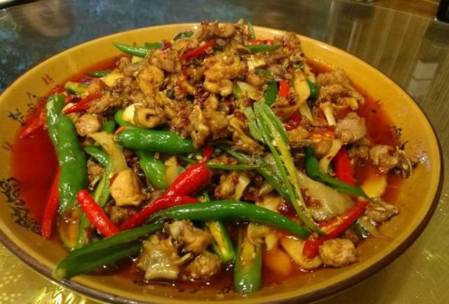 店名都叫姜爆鸡,那招牌菜肯定就是姜爆鸡了.