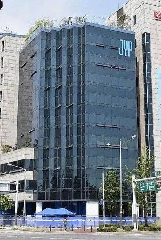 jyp入驻豪气新大楼!旗下艺人大赞新环境 老板却含泪告白旧楼