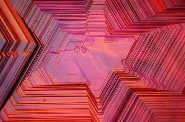 5.万能抗体——50倍放大后的石英中"漂浮"的天蓝石