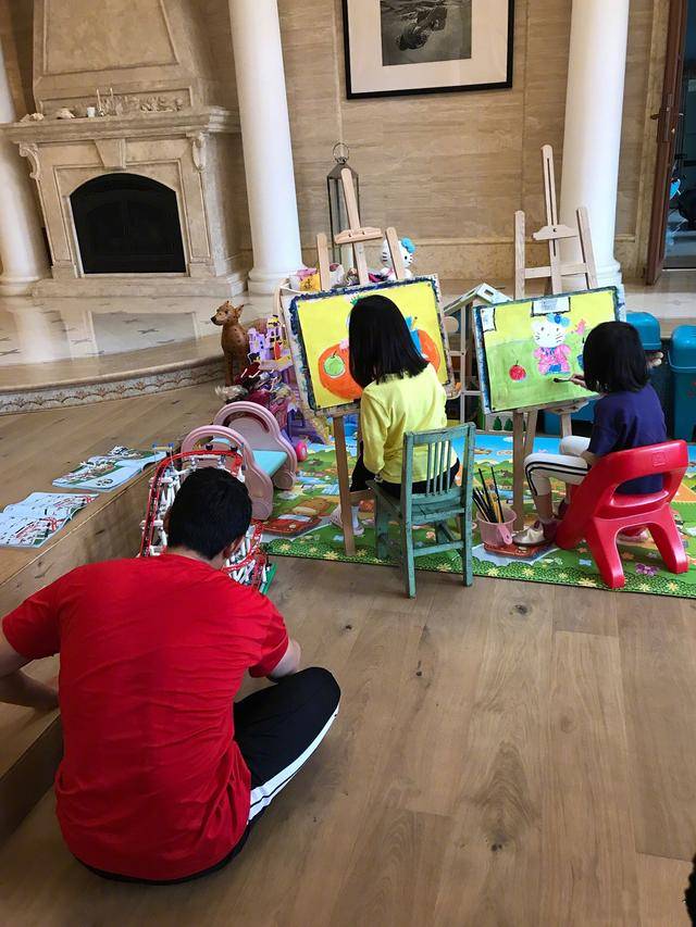 毅陪两个女儿画画,豪宅装修精致,还有健身房,惹