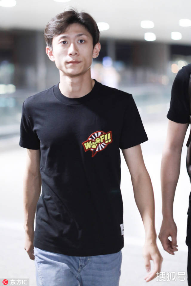 张一山眼神凌厉瞪镜头有点吓人 挠起后脑勺满脸懵