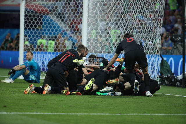 球员将门将扑倒,叠罗汉庆祝.