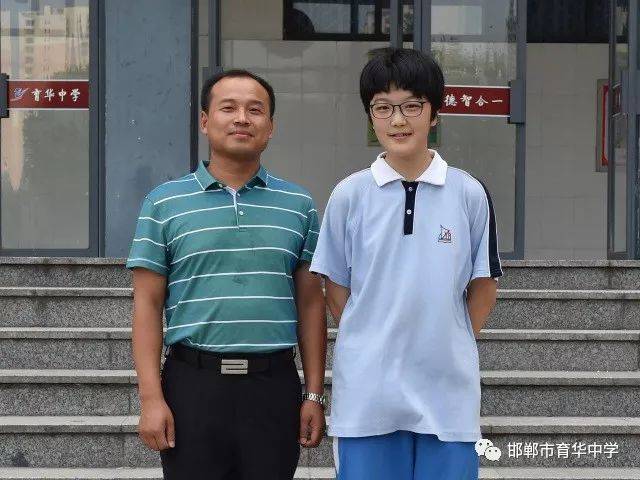 中考狀元楊爾凡同學與班主任李彥波老師合影