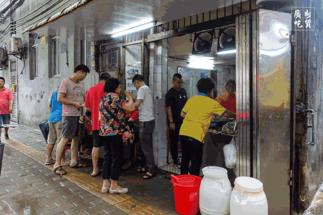 长寿路站附近的老街逢源路名号响当当的老店汇集了源记肠粉,宝华面店