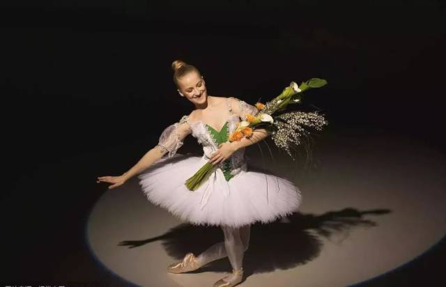 美妙,体现在她的很多仪式感上,比如,芭蕾作为皇室宫廷艺术,上课礼仪