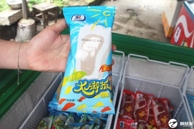 "老板,来根大脚板"白糖棒冰来一根,美国提子来一根.