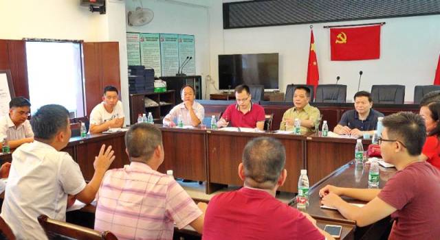 赖昌彬充分肯定了村"两委"和驻村干部的务实做法,要求热水村把目光放