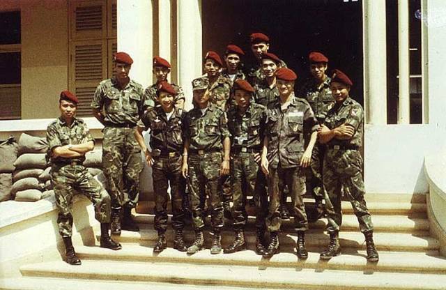 丛林上空的红色贝雷帽:南越空降兵老照片