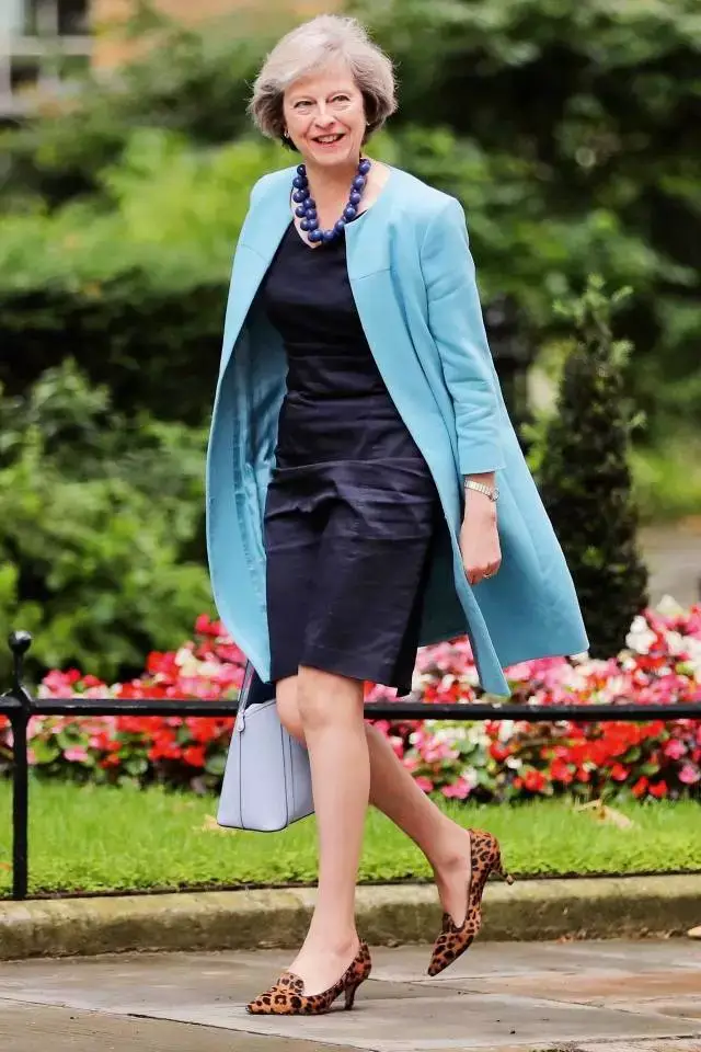 女首相的豹纹高跟鞋