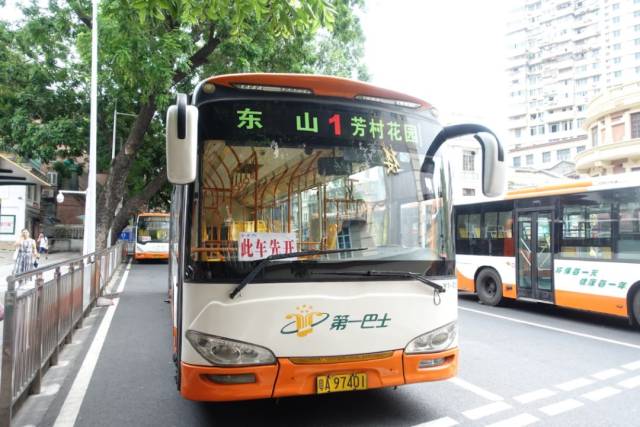 广州地铁1号线全线开通以前 稍远些的路程,街坊们都会选择搭乘公交车