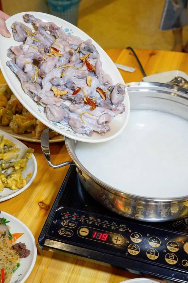 奇鲜无比的蠄蟝粥,椒盐蠄蟝,这家经营了近十年的老字号就隐藏在.