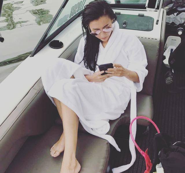 无论是海上冲浪还是马路上滑板张柏芝只想过一种自己想要的生活