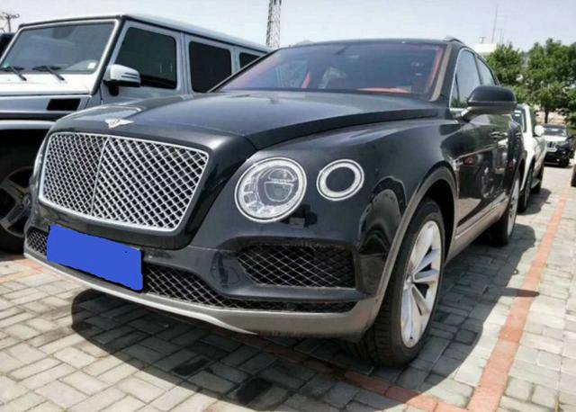 老板花400万买辆宾利添越晒出爱车时员工们直呼旁边的大g也很帅