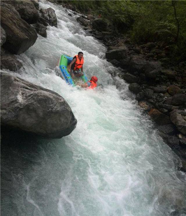 西岭峡谷漂流水深保持在一米以下,是优质的国家一级饮用水源,水很干净