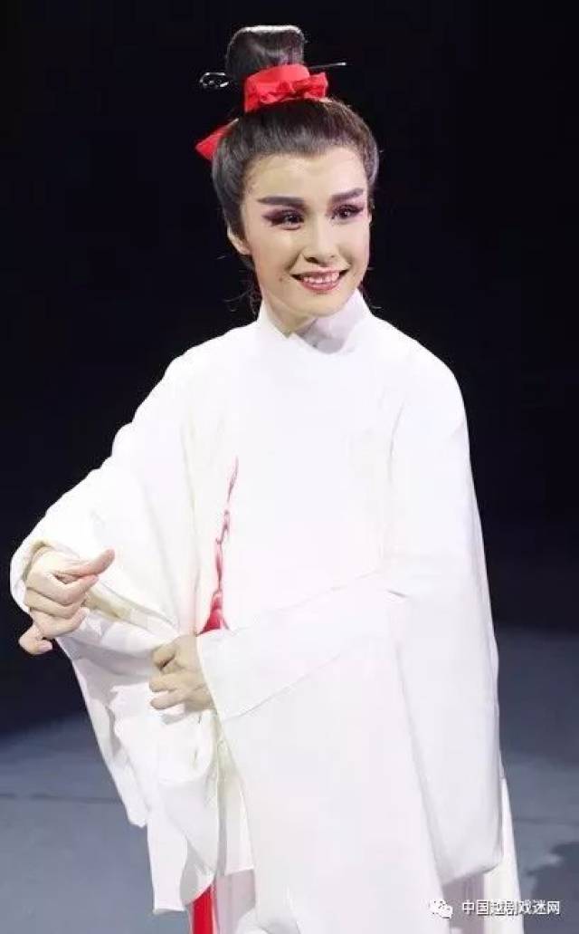 简朴的拜师仪式后,毕春芳老师正式收南京市越剧团青年演员李晓旭为徒