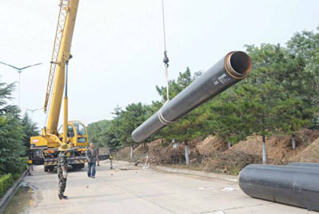 吊车正在吊装管道.