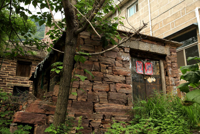 不管新房子还是老房子,都是取材石头,使得每个房子的颜色独一无二.