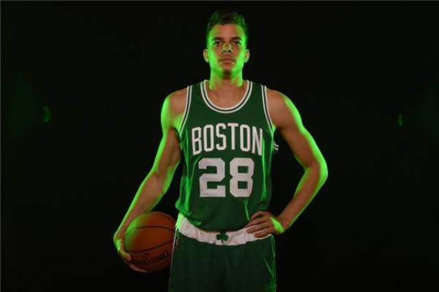 然而亨特的nba生涯却历经波折,在他加入凯尔特人队后,球队并没有给他