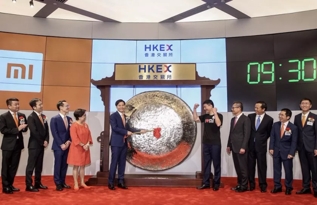 7月9日上午9点30分,小米正式在港交所挂牌交易,图为敲钟现场.