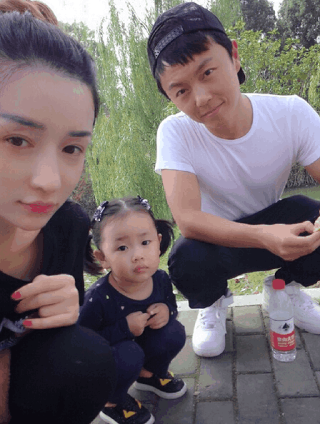 早就结婚生子了,他的妻子就是在《宫锁珠帘》中出演"太子妃"的何彦霓