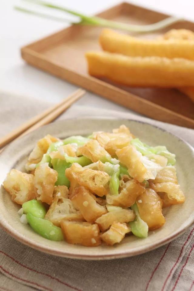 夏日里,给油条找个最好的美食搭档——丝瓜油条【孔老师教做菜】