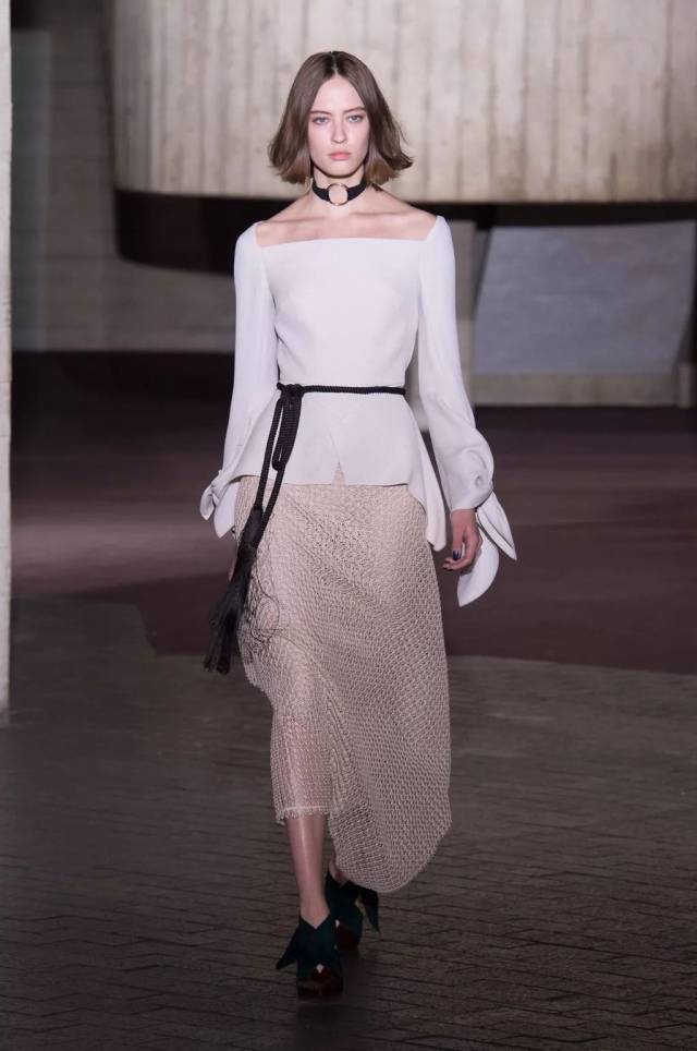 高腰不再稀罕,复古新宠是"维多利亚的方领"!