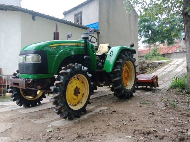 约翰迪尔604拖拉机,经典的颜色搭配,绿色机身,黄色钢圈