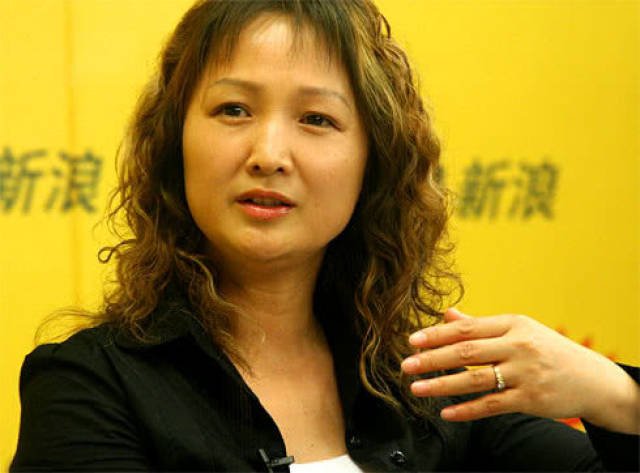 长相清丽,气质可人的沈琳在《红楼梦》中扮演平儿.