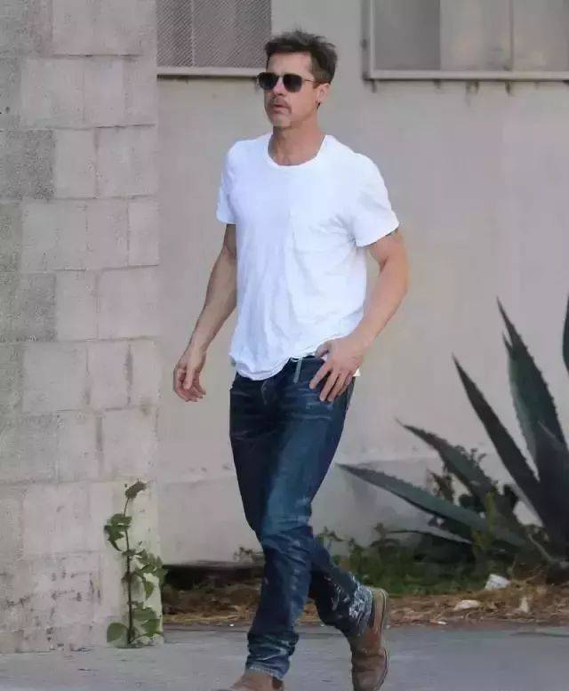 配上相当一双布洛克皮鞋,也是回头率十足.