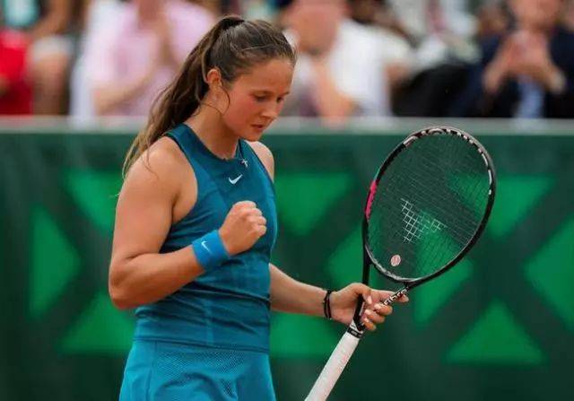 温网场下沃兹巴托丽言论遭炮轰大菠萝哈妹悠闲畅聊