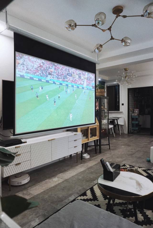 家属看世界杯的时候,客厅在开了6个射灯的情况下,无屏电视画面依旧
