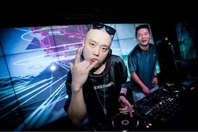 老牌yoyo酒吧全新升级潮人聚集地,美女蹦迪终身免费!