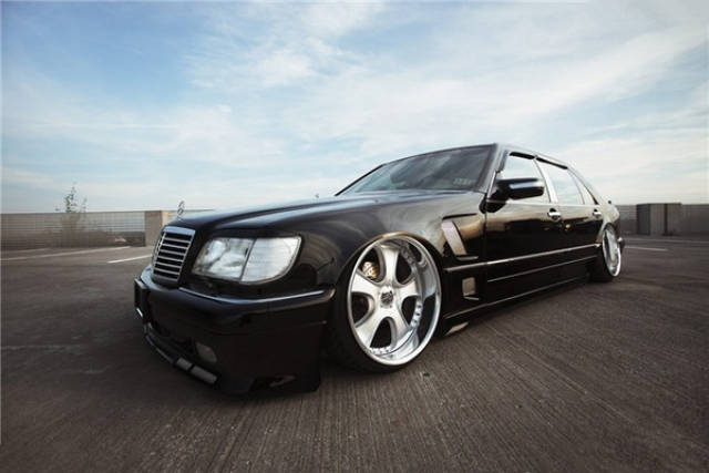 气动避震小龙分享:收藏品奔驰w140虎头奔来改装气动避震视觉效果