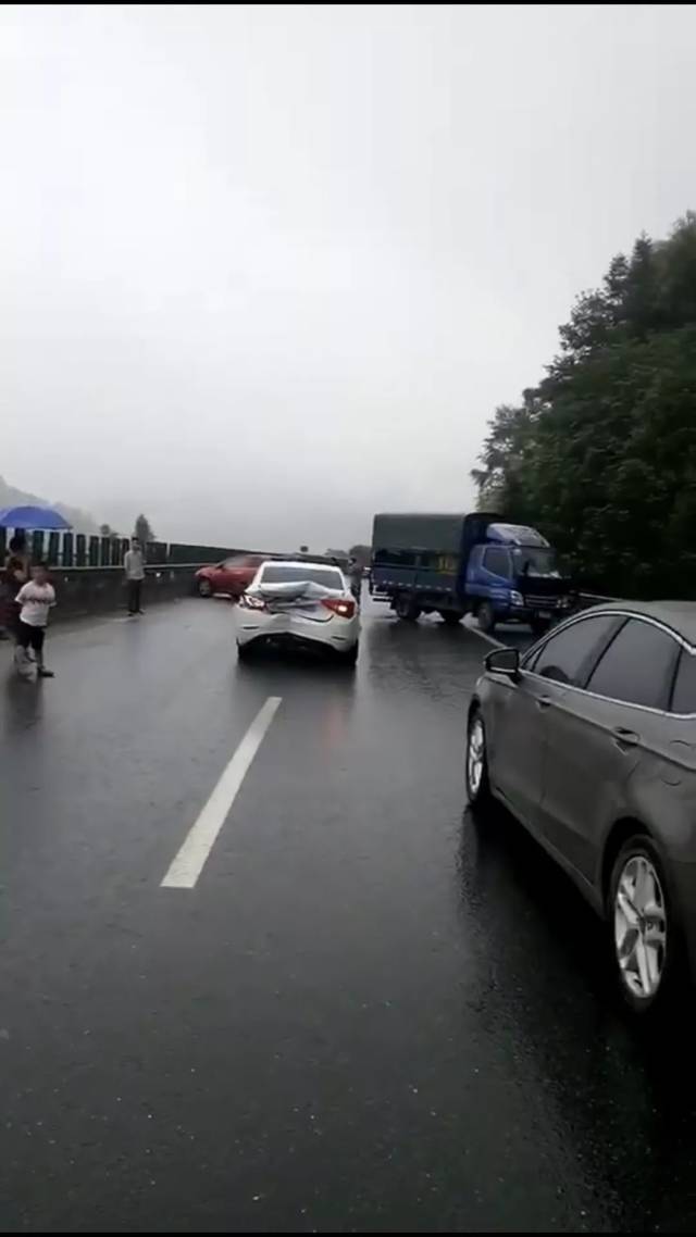 今天,杭瑞高速凤凰至吉首路段发生一起车祸,雨天高速公路行车需要注意