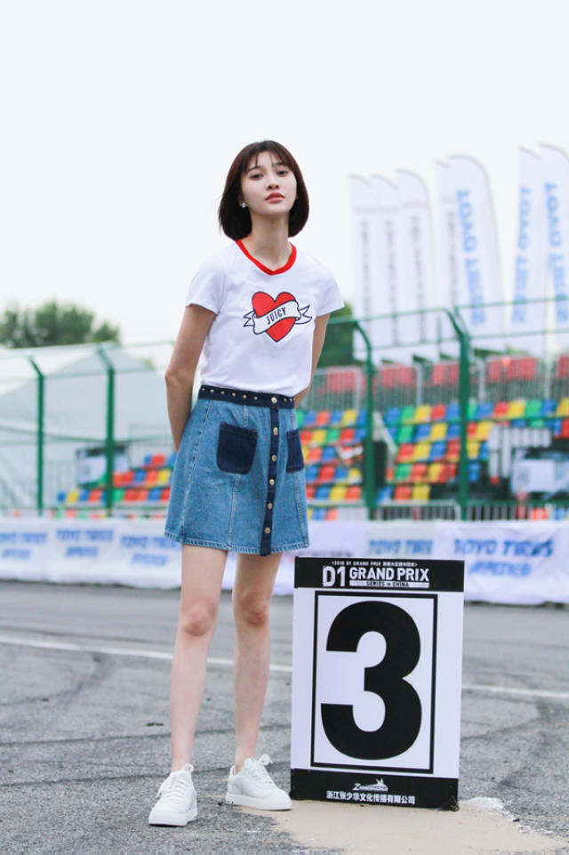 夏日要吸氧!白柳汐活力街拍明朗清爽呼吸感足