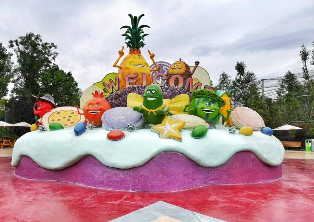 色彩缤纷水果超级英雄雕塑,紫色和金黄的城堡