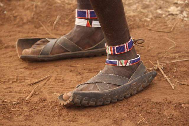 非洲人真聪明, 用废弃轮胎纯手工制作拖鞋, 既环保又耐穿!_手机搜狐网