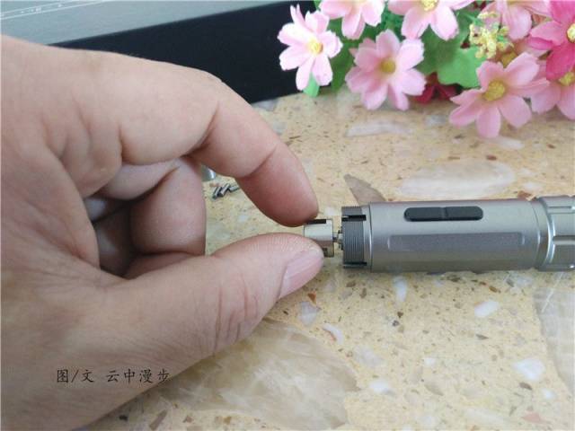包含两个部分,前端是减速变速箱,减速比为1:64,带有三级行星齿轮结构