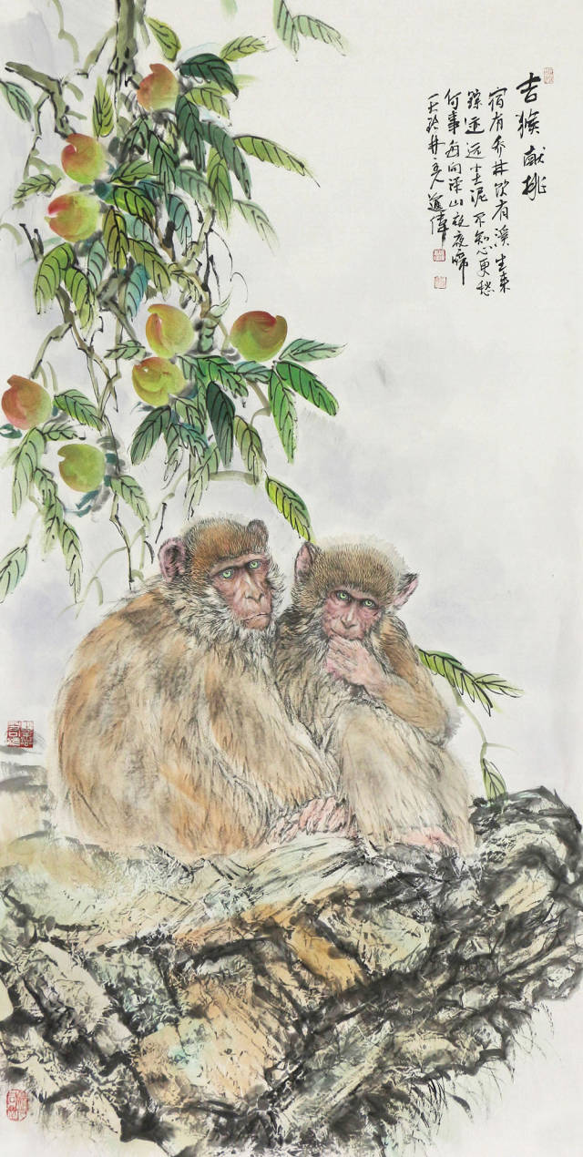 桃树,枝桠上硕果累累,从画面上角悬垂下来,两只猴子蹲在枝下的岩石上